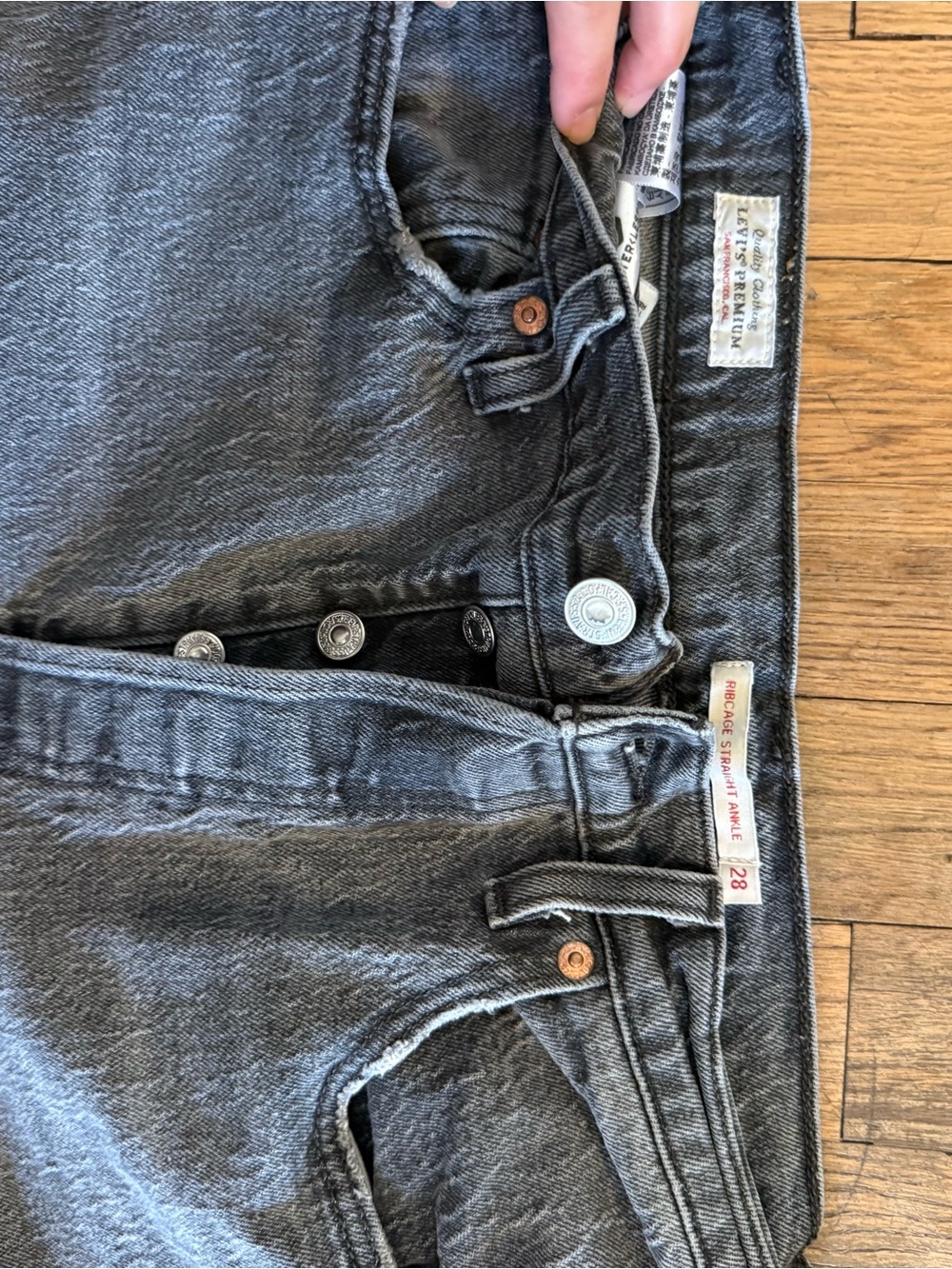 LEVI's Rib Cage Straight Ankle in Black Wash size 28
